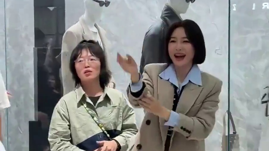 为何45岁秦岚至今未婚未育？回看她2段坎坷情史，原来为爱倾其所有，不一定换来圆满