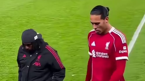 离场时神情沉郁垂首无言，业余动作手球送点