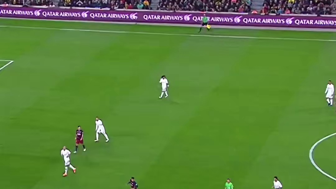 足球场上的热血对决，每一脚都是梦想的追逐。