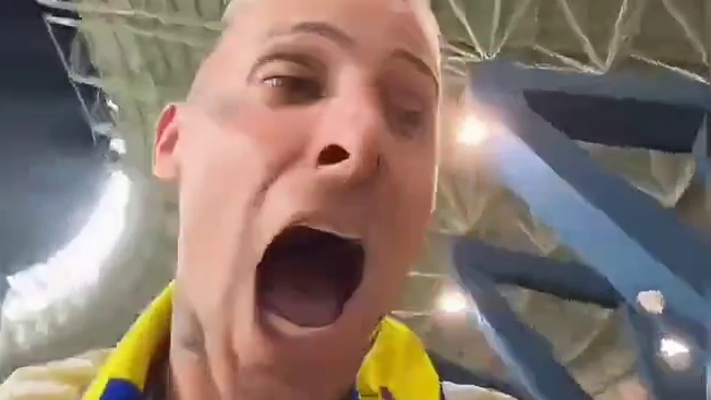 惊艳全场！罗哥精彩倒钩破门，看球迷们如何疯狂狂欢