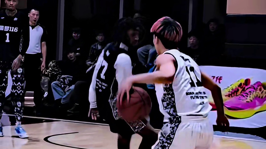 穿着欧文球衣号码 配上经典布鞋的我