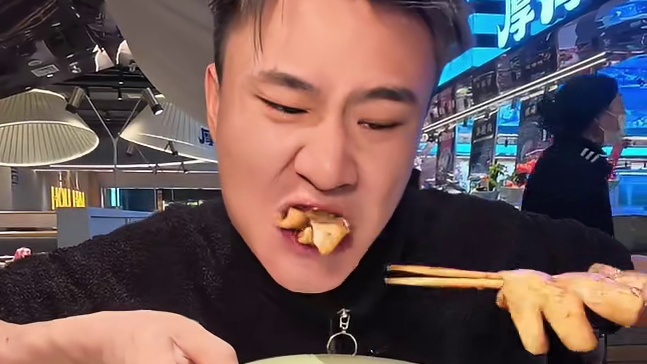 大冬天还能不限量自助吃到满黄大闸蟹，更有三文鱼金枪鱼各种海鲜