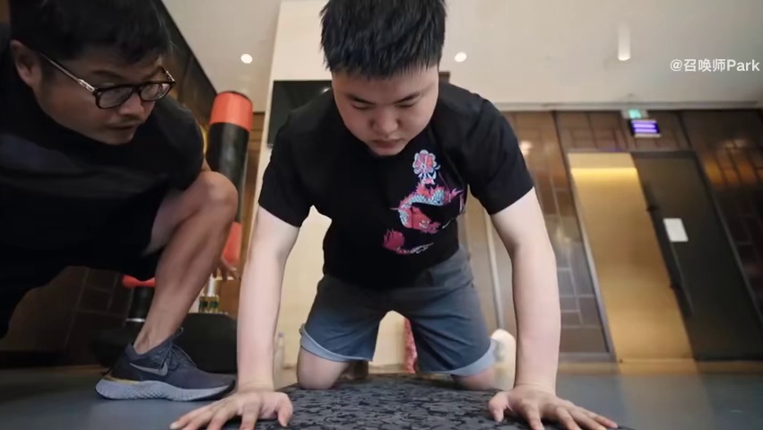 继史森明之后，刘青松也在直播中回应了Uzi复出传言：没听说。 我回过头看了Uzi第一次复出的纪录片，那时候他的队友是呼吸哥、Weiwei、Fofo、Crisp、Doggo，但是乌兹几乎没有得到上场机会。 其实四年前的这次复出是最可惜的，如果是现在这支BLG的阵容，一定会好很多。