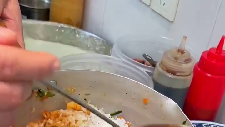 路边摊的卷凉皮，花了32元！超大，料超多！