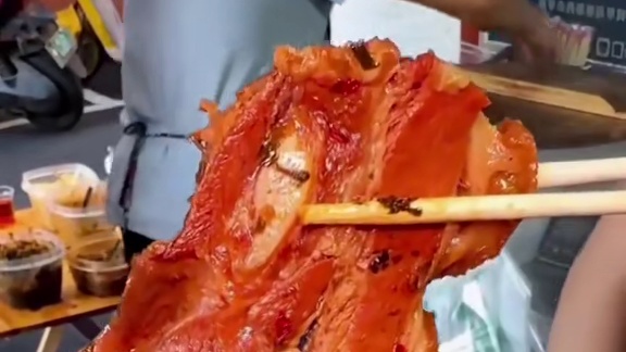 广西的这碗二十年老牌扣肉糯米饭 浇上灵魂汤汁 吃起来又糯又香 广西的这碗二十年老牌扣肉糯米饭 浇上灵魂汤汁 吃起来又糯又香