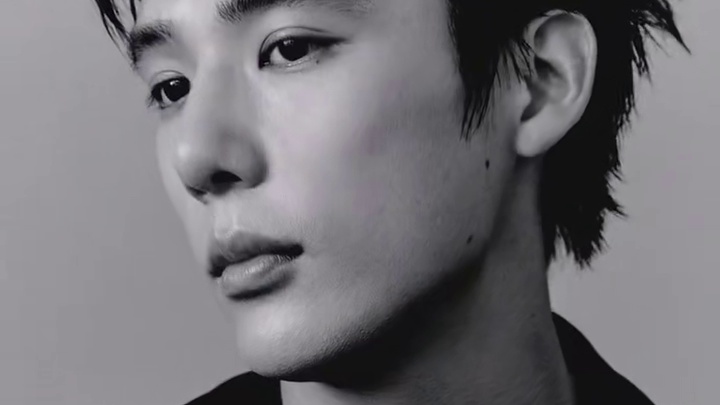 又被王安宇新大片帅迷糊了湿发大背头俊朗的五官，给我们呈现出来的视觉冲击力未免也太过于震撼！还有这侧颜的线条都如此优越更别提搭配深v黑西装，挺拔又优雅瞬间有“霸道总裁第一章：回国”既视感，关键是即使在这样的新中式总裁风中，依旧能在一些细枝末节里体会到属于少年男大的青春气息，这融合得也太自然了吧！我直接就是一句嗨，老公！不敢想如果能够谈一个这样的，到底会有多幸福开朗！在这一刻也更加感叹，大背头不是王安