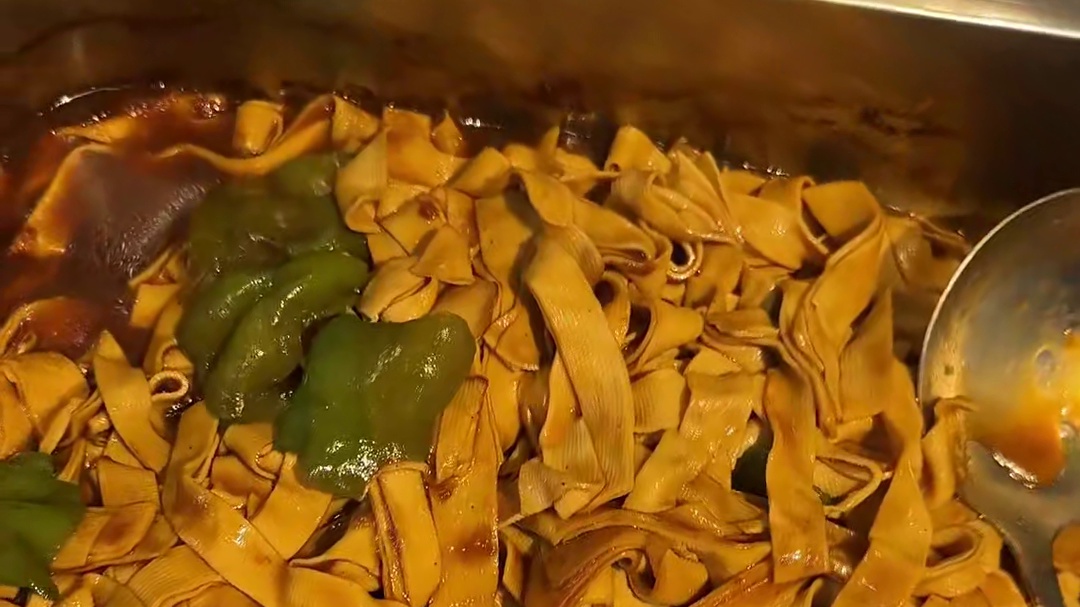 东北的自助盒饭无敌了，10多块钱几十个菜随便吃