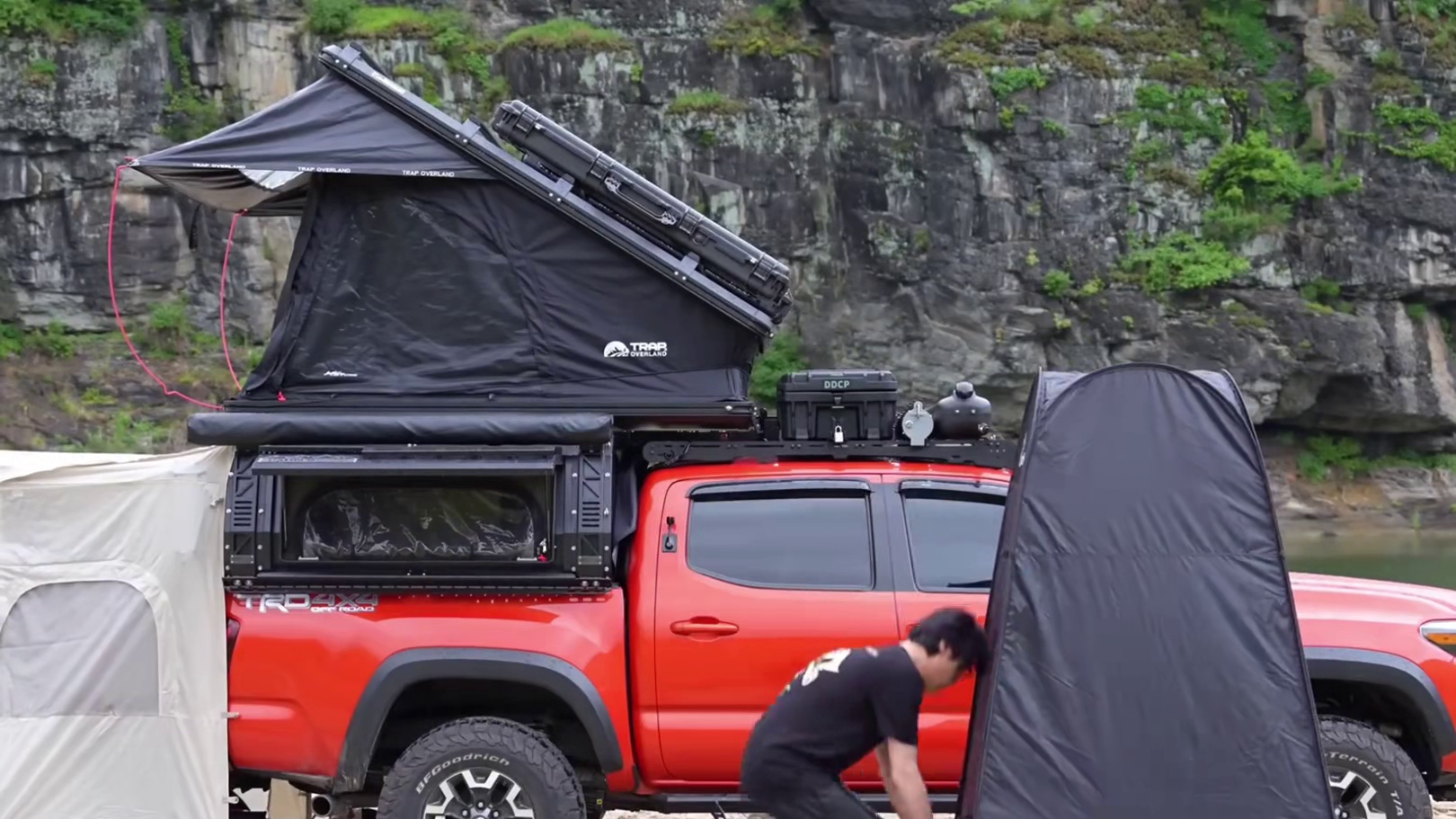 第2集：男人驾车到户外露营，遭遇暴雨天气，在沙滩边搭建车顶帐篷