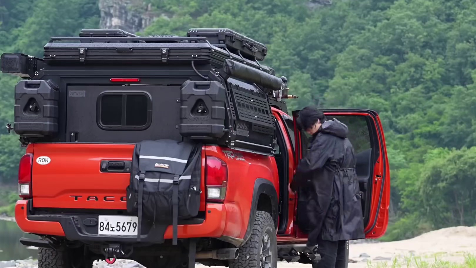 第1集：男人驾车到户外露营，遭遇暴雨天气，在沙滩边搭建车顶帐篷