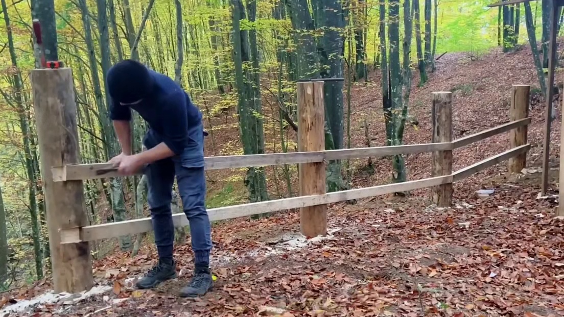 “谁能拒绝在睡前来上一集解压荒野建造呢，看完保你美美的睡上一觉” (3)