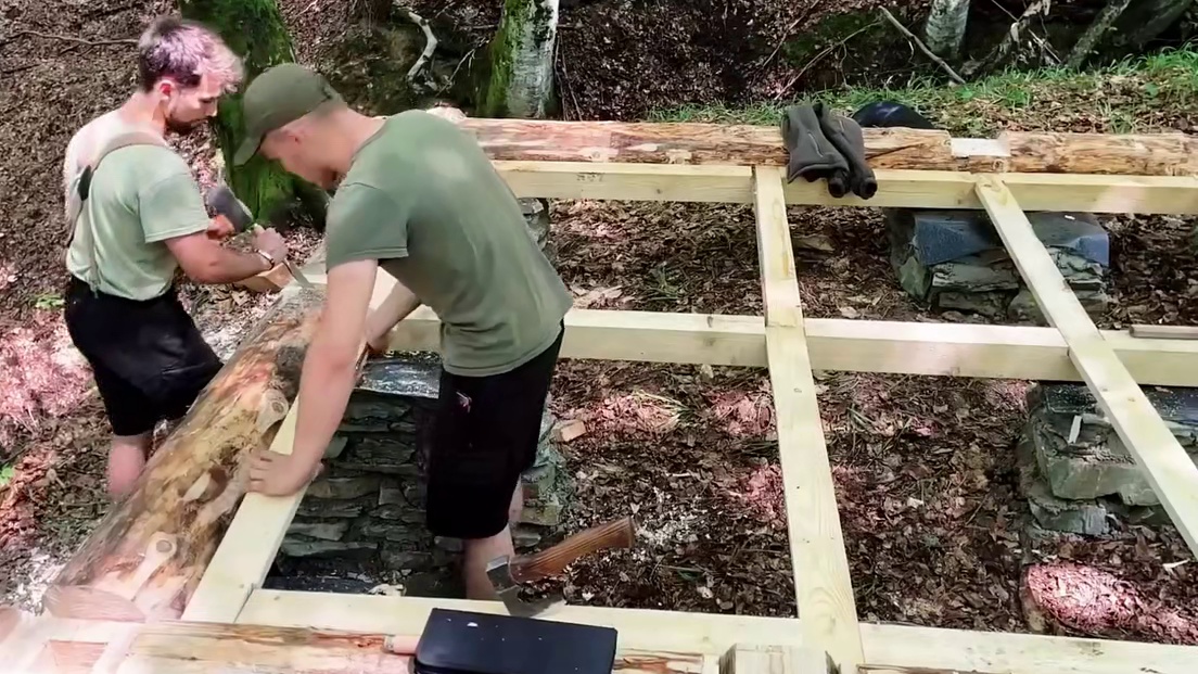 “谁能拒绝在睡前来上一集解压荒野建造呢，看完保你美美的睡上一觉” (2)