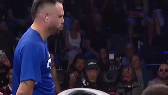 俩好兄弟参加巴掌大赛，上一秒死命互扇耳光，下一秒友好拥抱！