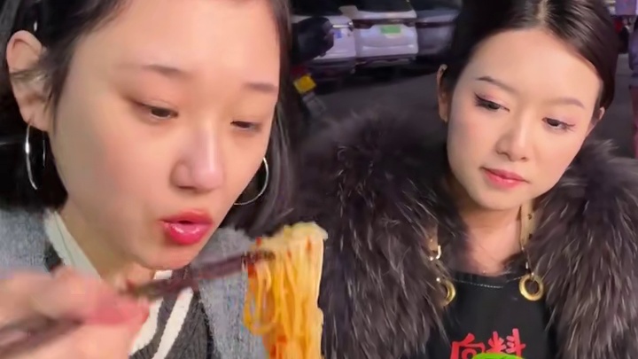 美女挑战1斤米线狂加醋，嗦得太香了看得口水直流！