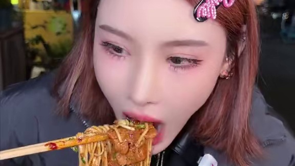 挑战成都最辣烈焰面馆，千金辣出牛批人生