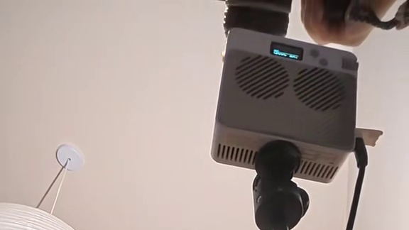 当一间名宿挤了30多个人的时候，摄影师该怎么抢画面呢