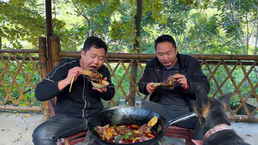 今天整点硬菜牛排骨，陪大哥喝点八加一，真爽 #