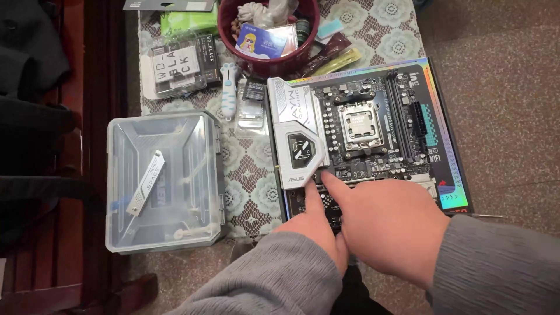 碰到专攻下三路的狗子了？帮夫妻粉丝装两台黑白海景房！ 结尾有配置单