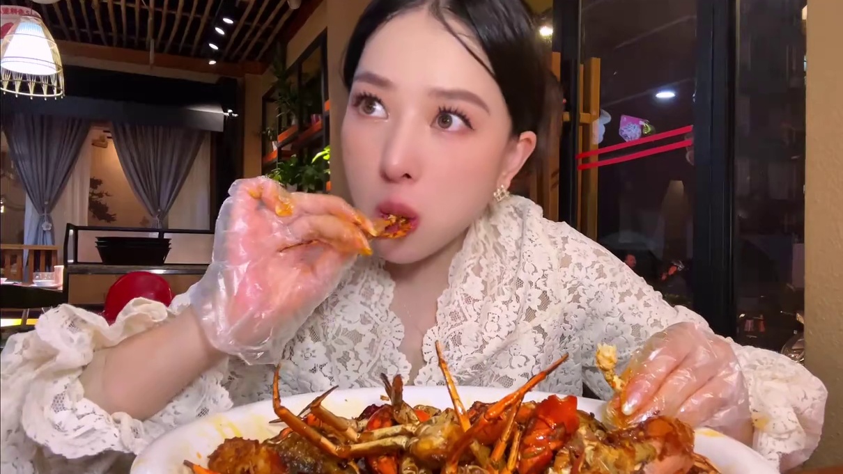 成都一环路香辣蟹的扛把子！开了22年的老店。 招牌香辣蟹和椒盐爬爬虾必点，另外还上新了海鲜粥，是真的