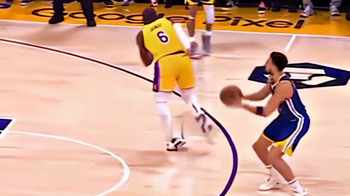 库里 -我都没球怎么还防我啊！ 詹姆斯 -我预测对了 哈哈哈