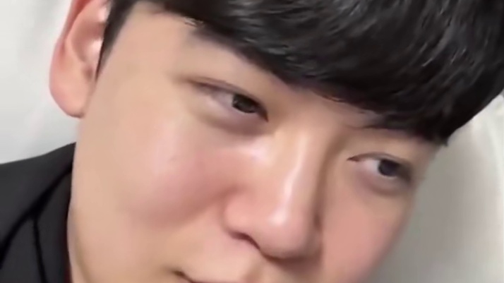 Gumayusi取关T1！有网友发现Gumayusi的INS账号取关了T1官方账号，不过T1的选手们都还在Gumayusi的关注列表。大家觉得为啥Gumayusi突然把T1取关了，大家认可这一做法吗？ ​​​ ​​​​