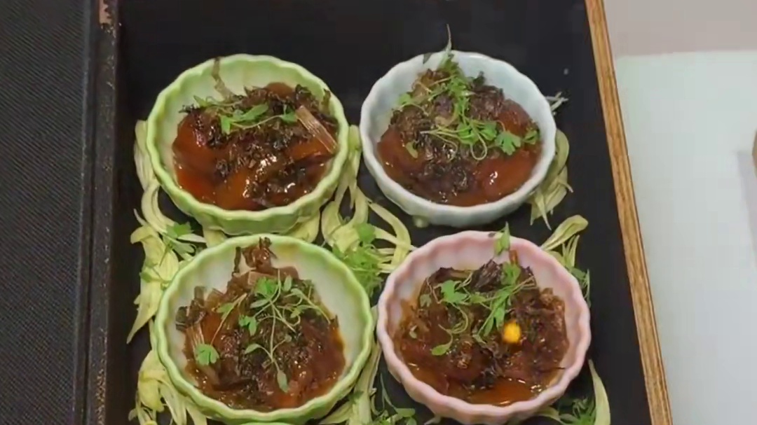 店员：这道菜挺厉害 让我不要眨眼………