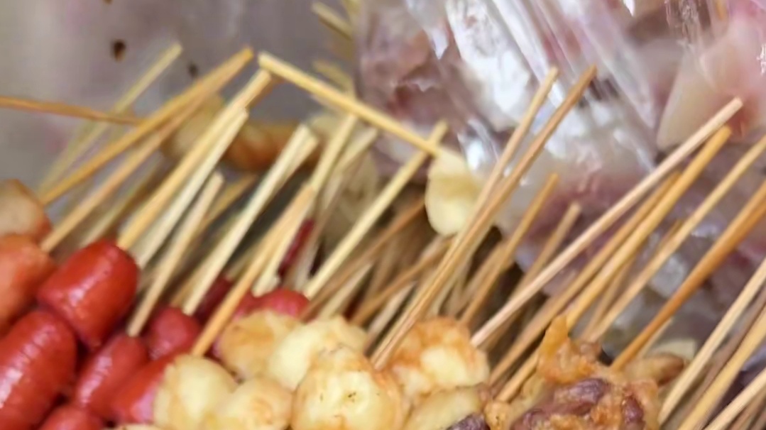 沈阳街头美食，童年麻辣串，一块钱一串