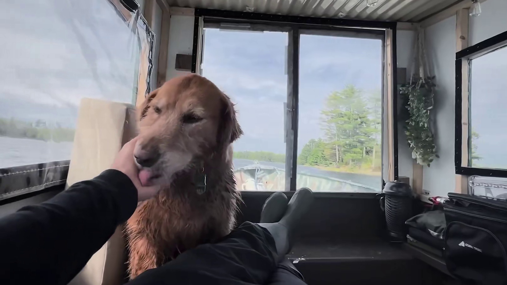 第1集：男人开船到湖面中央，深夜遭遇暴雨，就此靠岸露营过夜
