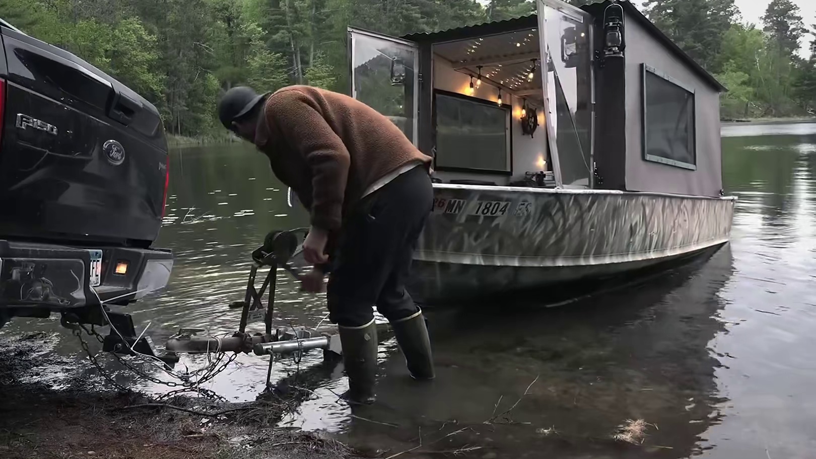 第2集：男人开船到湖面中央，深夜遭遇暴雨，就此靠岸露营过夜