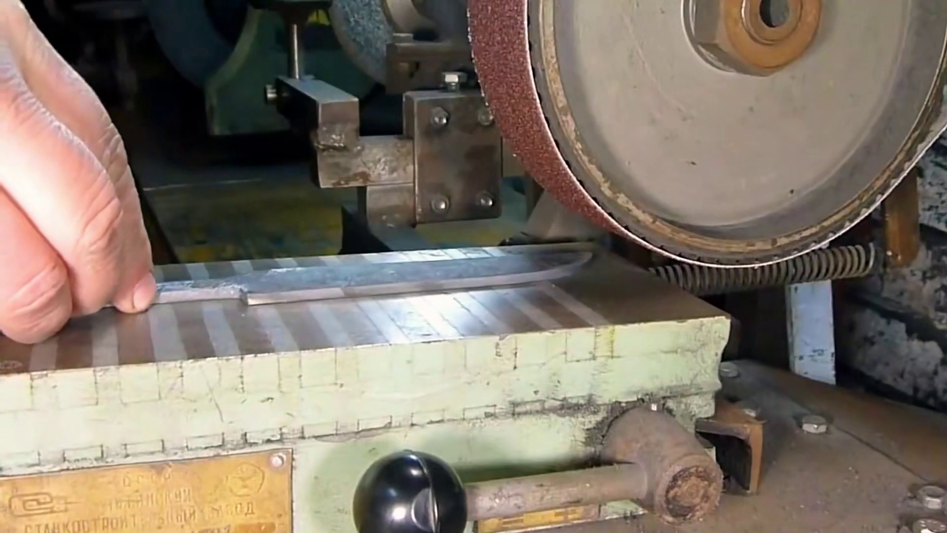 火花瀑布中重生！千度淬火瞬间燃爆油槽，这幕太炸了