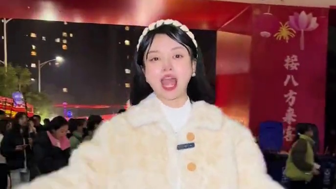 丹棱的朋友们，赶紧来城墙路免费看大型打铁花、火壶、吐火、烟花瀑布、风火轮、舞上舞、歌舞表演等