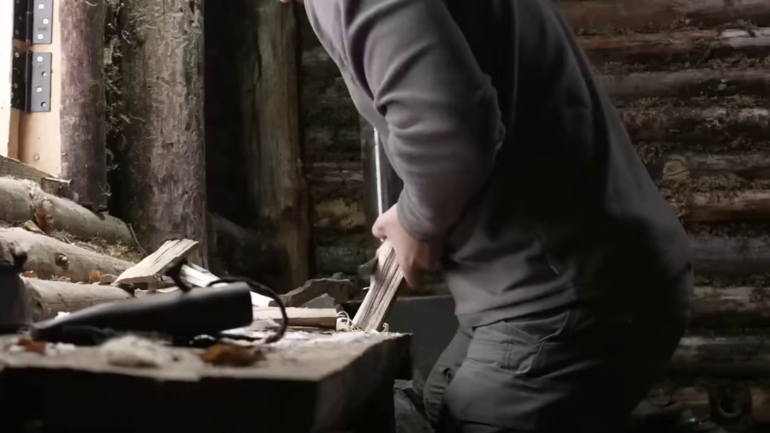 男人重回昔日庇护所，在冰天雪地中躲进木屋。