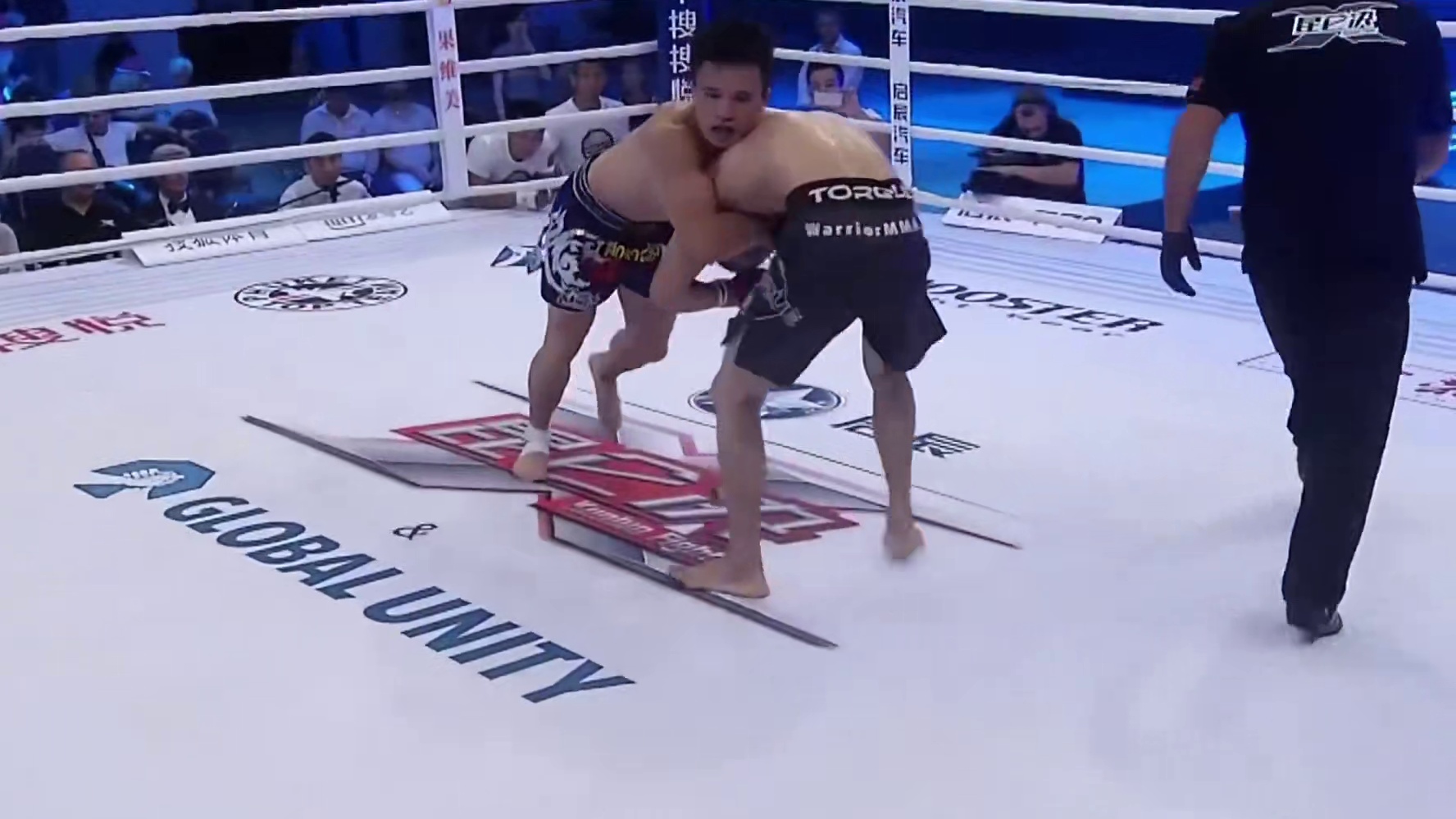 张美煊单膝跪地遭对手踹脸，一脸无辜看着裁判，发怒打掉对手牙齿