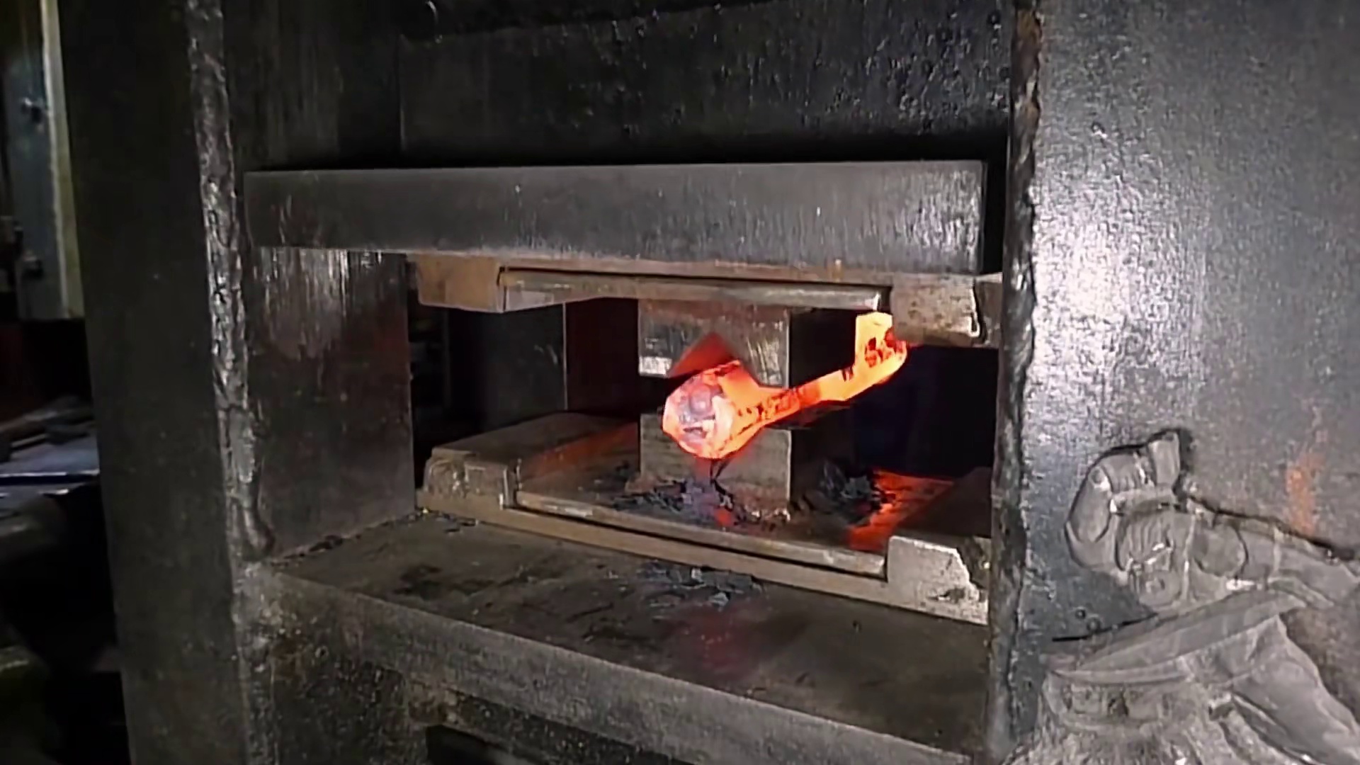 出炉！刀身入水绽放“熔岩纹理”！锯齿刃 大马士革钢的结合美到窒息