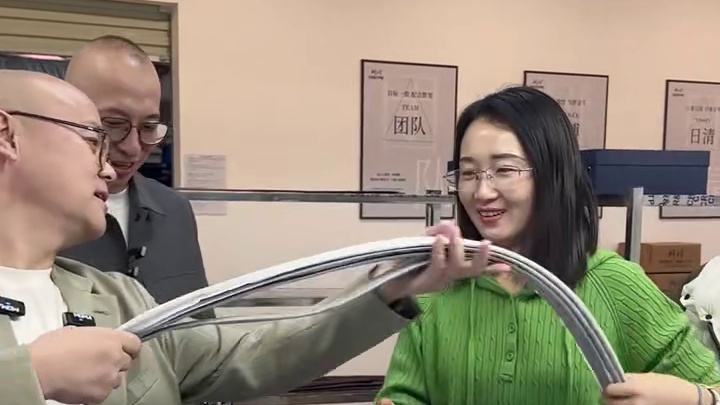 老板发工资了，一人几条鳄鱼皮带！