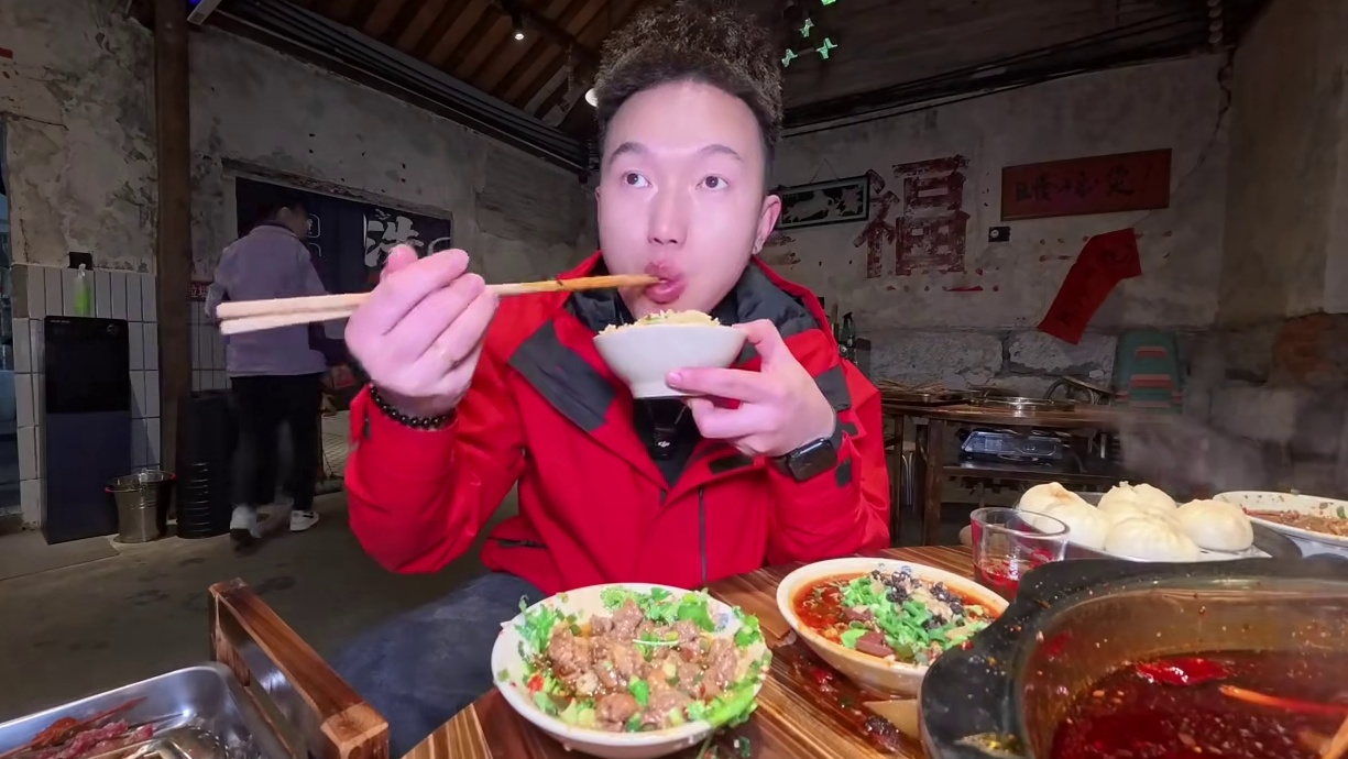 这年头还有这么便宜的锅底！真的离谱、而且这种废墟风的小店真的很难见了