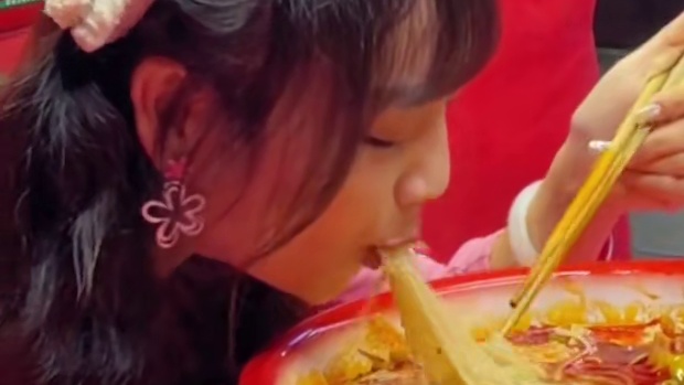 秋婷一顿吃5斤，轻松拿走5000元现金