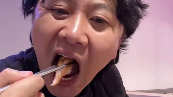 今天带你们看看韩国旋转寿司和咱国内的哪个更好吃？兄弟们！