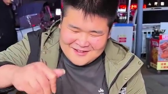 减重40斤小哥再次挑战，还能吃下一斤小面吗？