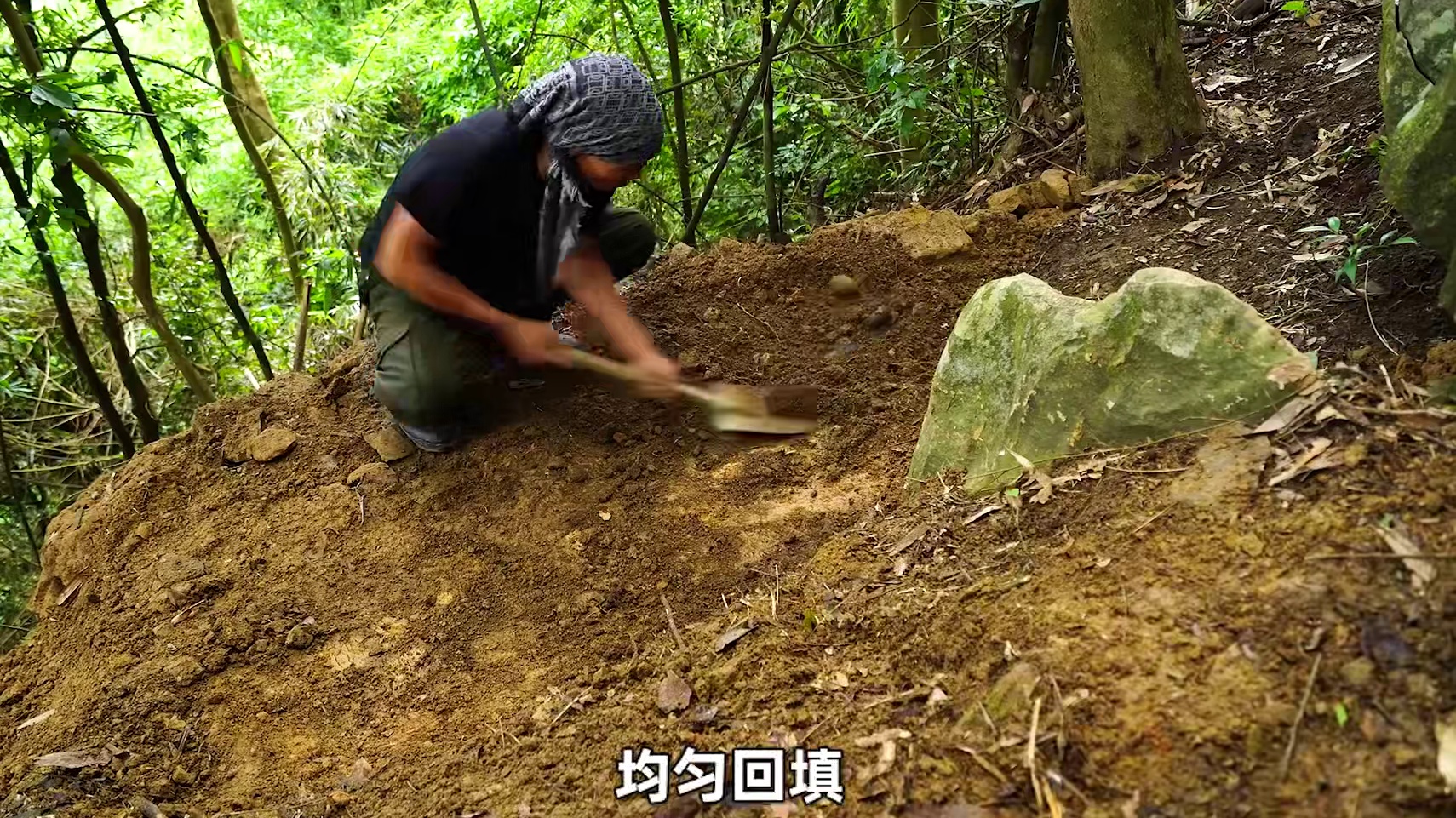 男人将崖壁改造成舒适庇护所