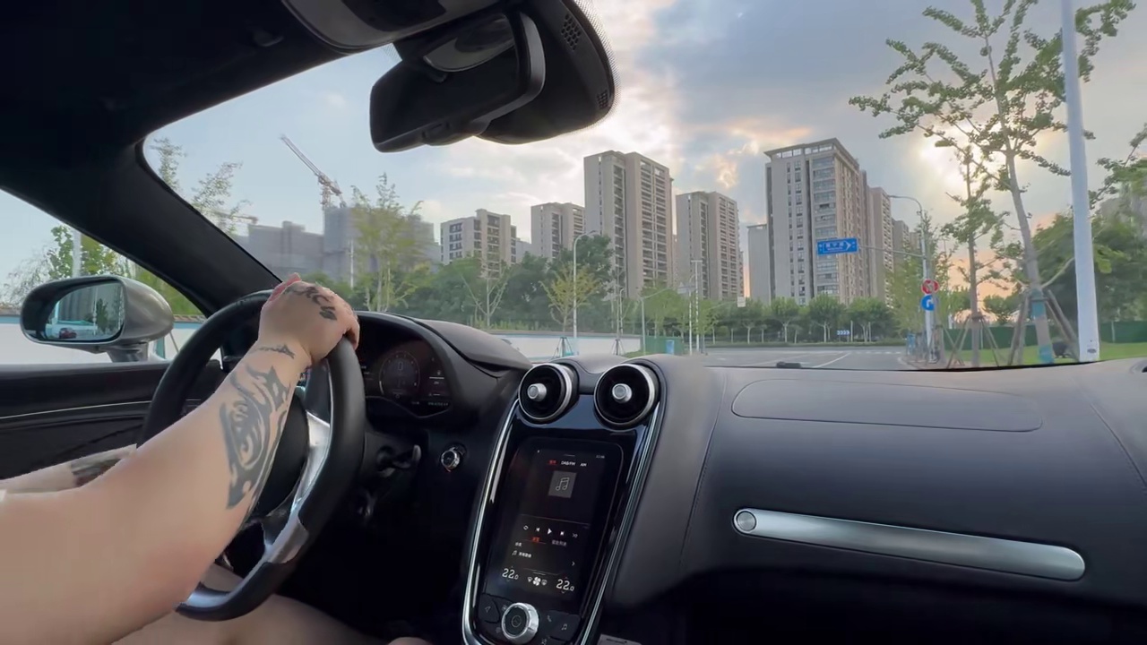 迈凯伦GT第一视角边开边聊 一部冒充GT跑车的平庸超跑