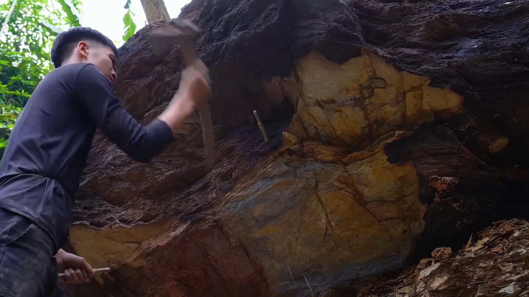 野外建造：男人在一块万吨巨石下，开垦良田，还徒手搭建庇护所！