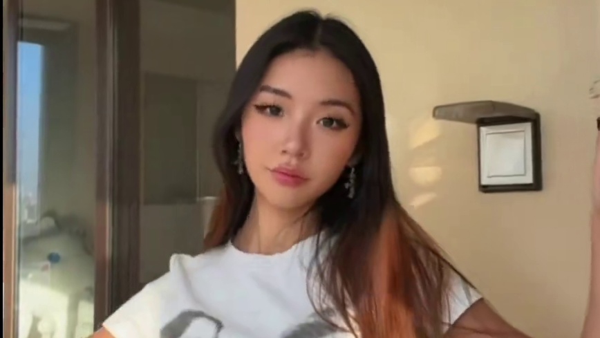 就这样在熟人面前跳舞，然后惨遭攻击