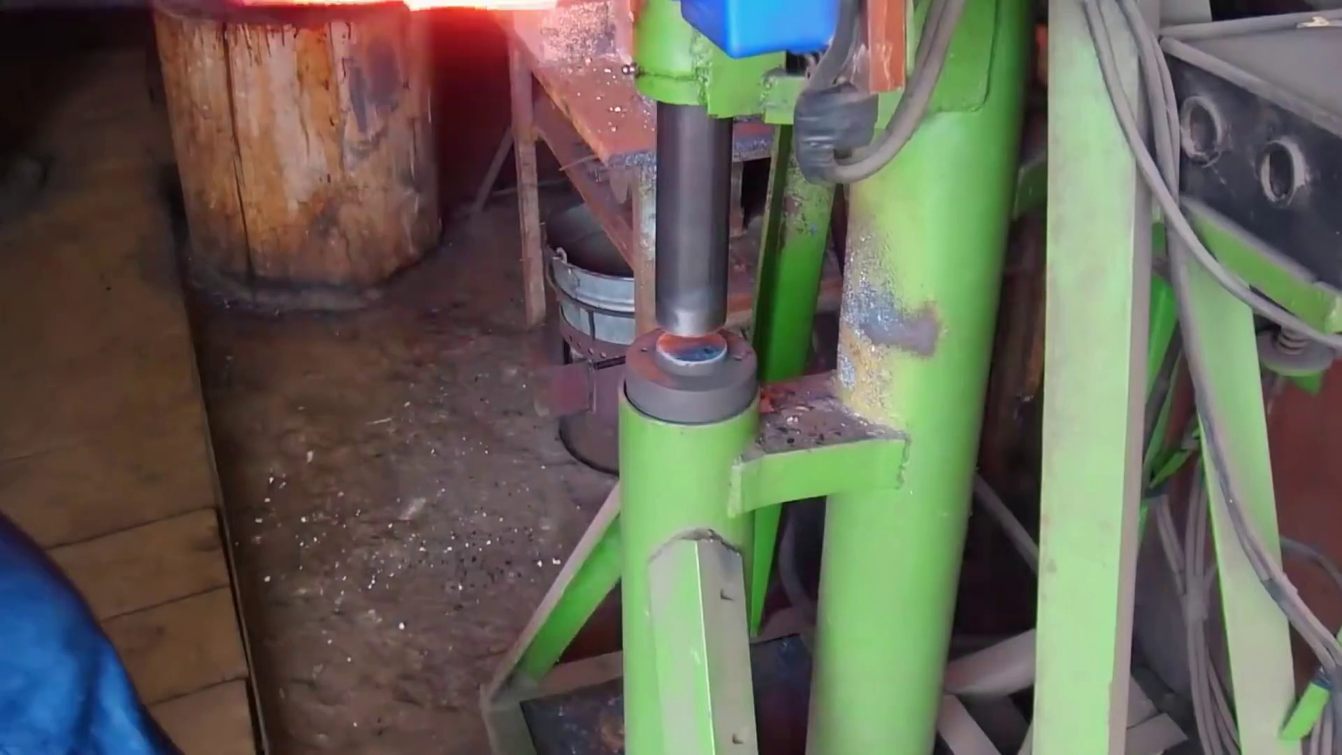 彦祖们请估价！这把用废铁链和旧金属锻造的孤品刀，值多少？