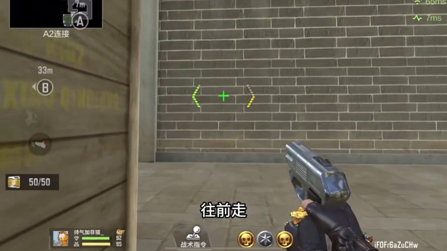 贴着箱子走过来