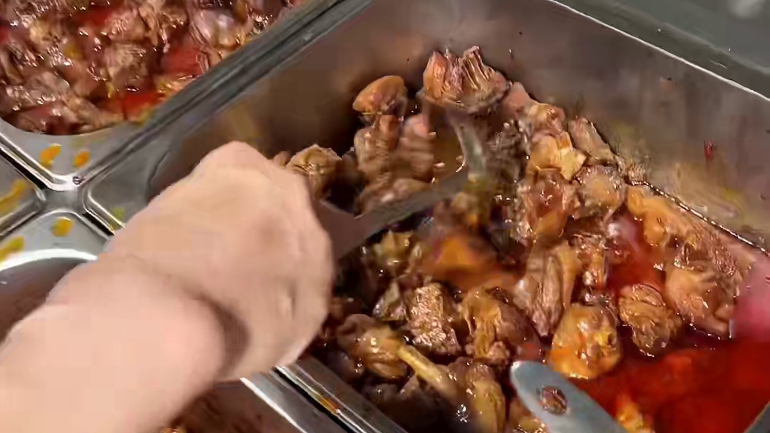 在芜湖这座小城，坐公交赴一场短程的美食旅途吧。这次打卡两家煲仔饭。