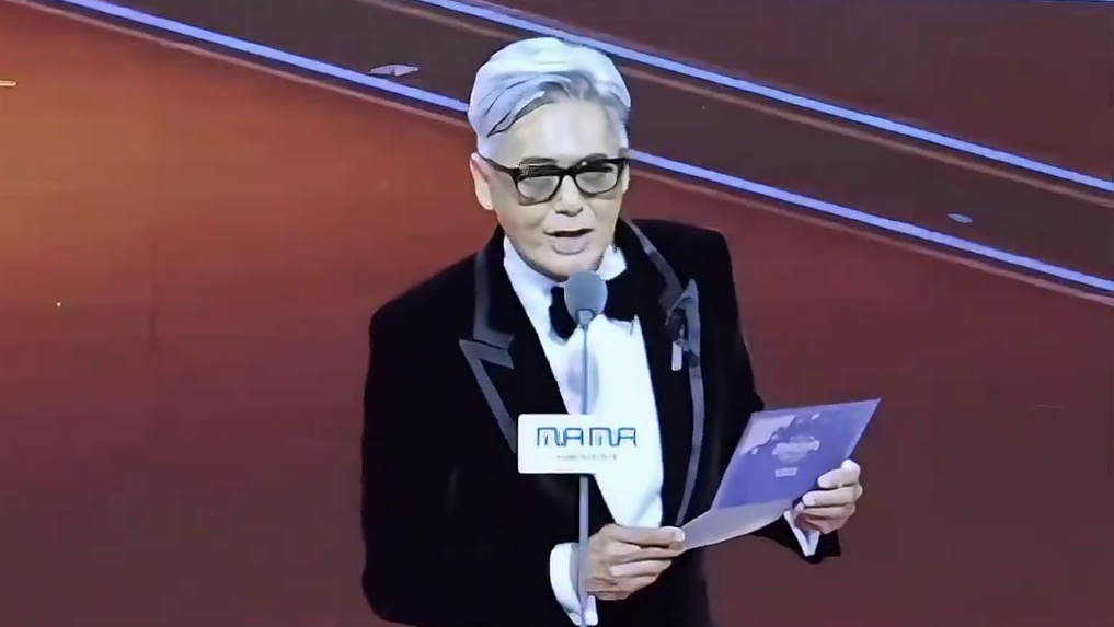 发哥给权志龙颁奖MAMA最佳艺人大赏