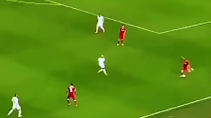 激情四射的足球赛场，红白两队激战正酣！#足球