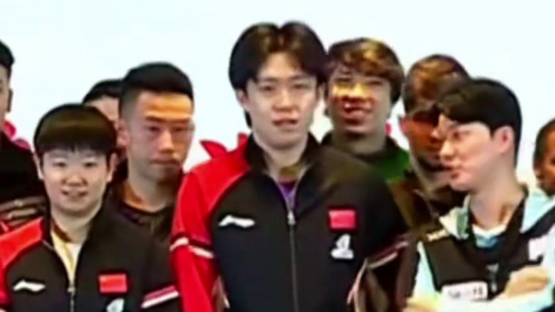 王楚钦太搞笑了，捏男明星肚子，合影环节紧贴莎莎，久违的同框