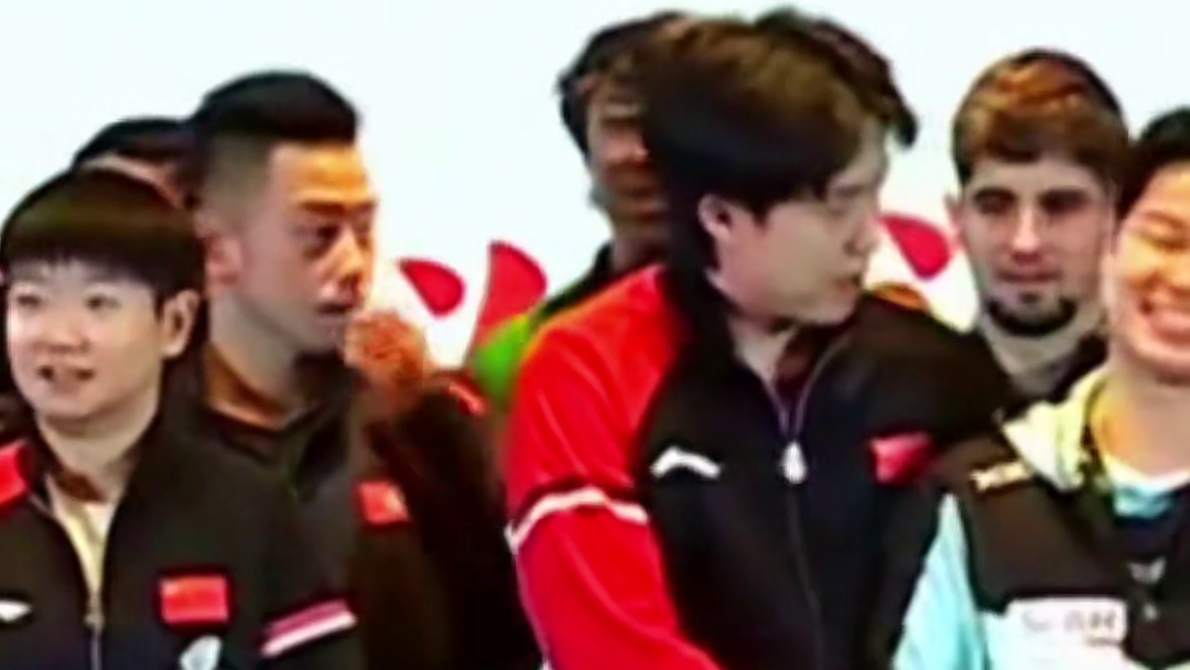 混团世界杯抽签仪式合影，王楚钦太搞笑了！