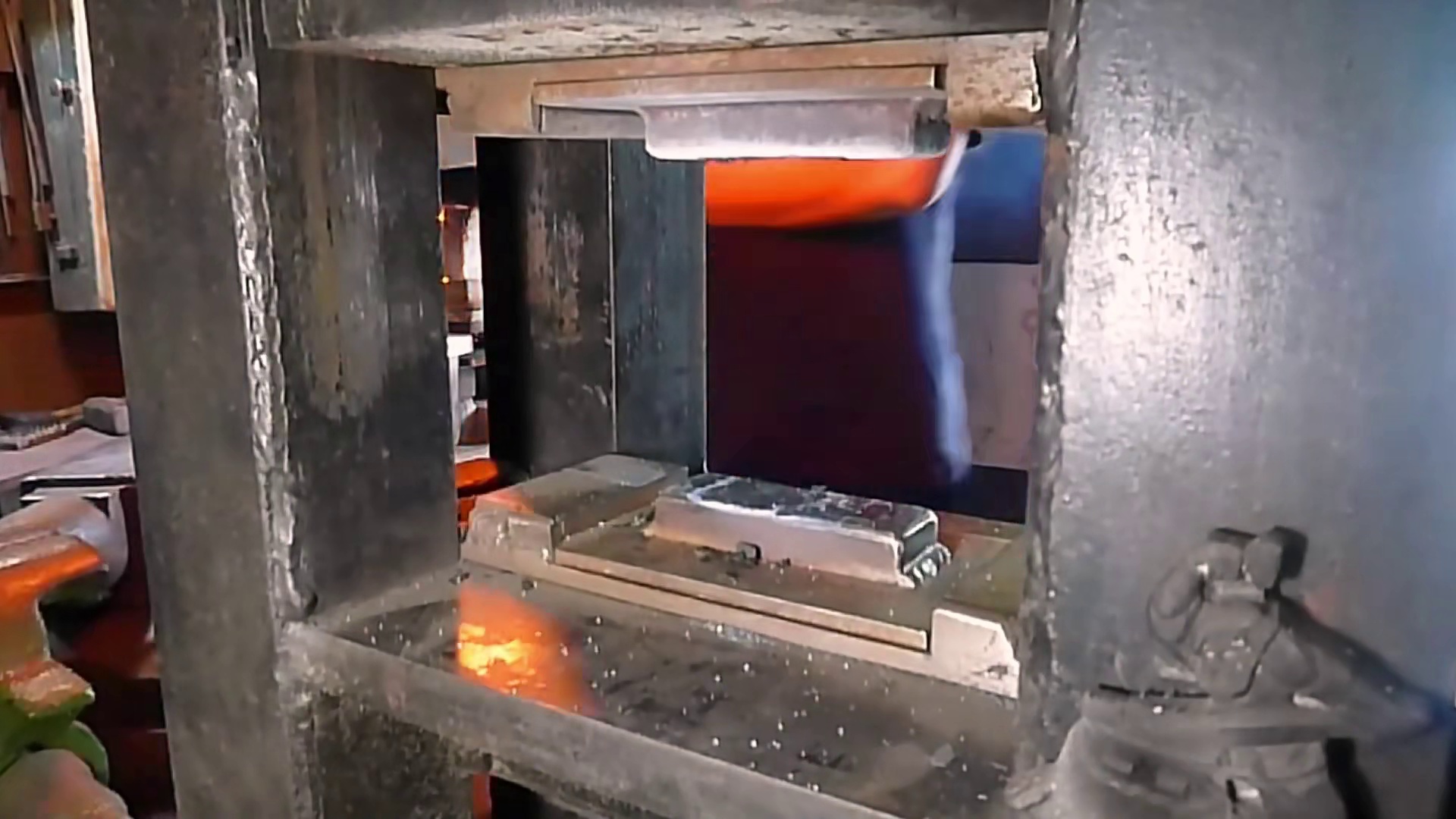 千万次捶打，只为这一刻的绽放！大马士革钢锻造全过程。